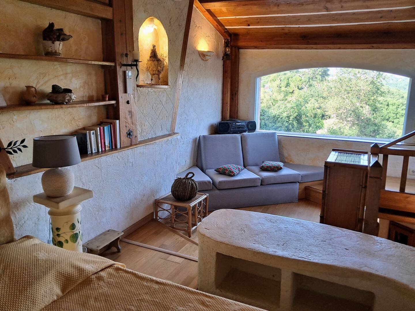 Salon lumineux avec vue sur la Provence